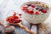 Nahaufnahme einer Chia Goji Bowl auf einem Holztisch. Nahaufnahme einer Chia Goji Bowl auf einem Holztisch.